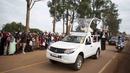 Ribuan warga Uganda berbaris dijalan memberikan sambutan yang meriah untuk Paus Francis yang ingin berceramah di kuil Uganda Martir di Namugongo, Uganda, (28/11). (REUTERS/Edward Echwalu)