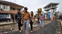 Wakil Gubernur DKI Jakarta, Djarot Saiful Hidayat saat mengunjungi pengerjaan proyek penambahan Pintu Air Manggarai, Sabtu (27/12/2014). (Liputan6.com/Miftahul Hayat)