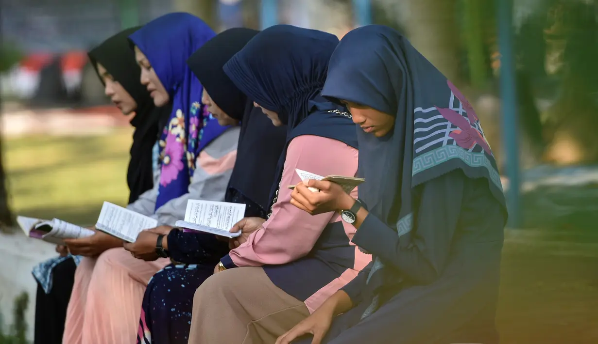 Warga berdoa saat memperingati 15 tahun musibah gempa dan tsunami di Kuburan Massal Siron, Aceh, Kamis (26/12/2019). Pada 26 Desember 2004, gempa magnitudo 9,3 memicu gelombang tsunami setinggi 30 meter dan menewaskan sekitar 170 ribu warga Aceh. (CHAIDEER MAHYUDDIN/AFP)