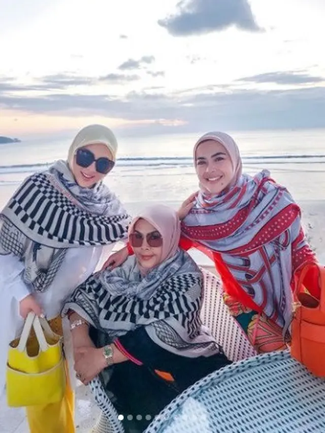 Syahrini istri Reino Barack bertemu ibunda dan Aisyahrani sang adik di Bali (Foto: instagram princessyahrini)