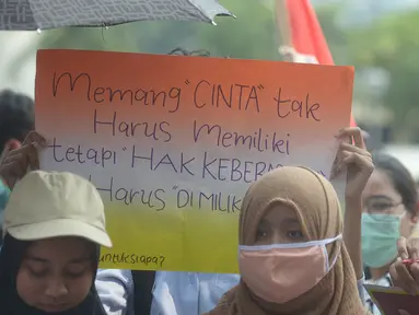 Massa buruh, mahasiswa dan pelajar berunjuk rasa di depan gedung Kementerian Pendidikan dan Kebudayaan, Jakarta, Selasa (17/11/2020). Mereka menuntut pencabutan UU Omnibus Law Cipta Kerja sekaligus memperingati Hari Pelajar Internasional yang bertepatan dengan aksi tersebut (merdeka.com/Imam Buhori)
