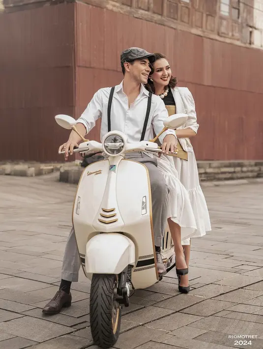 Begitu juga dengan pasangan harmonis Donna Agnesia dan Darius Sinathrya. Keduanya merayakan valentine dengan menjalani pemotretan bersama fotografer Rio Motret. Mereka tampil serasi kenakan busana bergaya vintage. [@dagnesia]