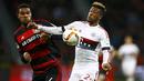 Pemain Bayern Munchen, Kingsley Coman, berebut bola dengan bek Leverkusen, Jonathan Tah, pada laga Bundesliga di Stadion BayArena, Jerman, Sabtu (6/2/2016). Kedua tim bermain imbang 0-0. (Reuters/Wolfgang Rattay)