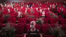 Manekin bermasker ditempatkan untuk jaga jarak sosial di sebuah gedung teater di Madrid, Spanyol, Rabu (17/6/2020). PM Spanyol Pedro Sanchez akan menggelar upacara kenegaraan pada 16 Juli 2020 untuk menghormati lebih dari 27.000 orang yang meninggal karena COVID-19. (AP Photo/Manu Fernandez)