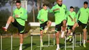 Para pemain Inter Milan melakukan pemanasan selama sesi latihan di Suning Training Center di Appiano Gentile dekat Milan(18/10/2021). Inter Milan akan bertanding melawan Sheriff pada Grup D Liga Champions. (AFP/Marco Bertorello)