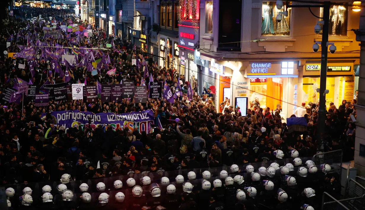 Polisi menghalau pengunjuk rasa yang ingin menggelar pawai untuk memperingati Hari Perempuan Internasional di Istanbul, Turki, Jumat (8/3). Massa mengecam kekerasan dan mendesak kesetaraan hak. (AP Photo/Lefteris Pitarakis)