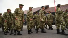 Para menteri dan anggota Kabinet Merah Putih dengan pakaian militer berjalan saat retreat di Akademi Militer di Magelang, Jawa Tengah, Jumat 25 Oktober 2024. (AP Photo/Achmad Ibrahim)