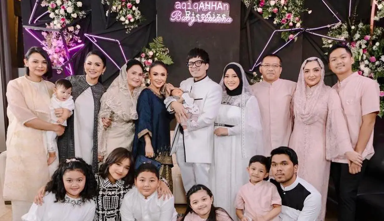 Begini potret kebersamaan keluarga besar Atta dan Aurel bersama rekan-rekan terdekat.  (Instagram/aurelie.hermansyah).