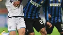 Bek Inter Milan, Joao Miranda (tengah) berusaha membawa bola dari kejaran gelandang Lazio, Marco Parolo pada lanjutan liga Italia di Stadion San Siro, Italia (20/12). Lazio menang atas Inter Milan dengan skor 2-1. (AFP/GIUSEPPE CACACE)