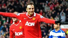 Keceriaan striker MU Dimitar Berbatov yang mencetak hat-trick ke gawang Birmingham City pada partai Liga Premier yang dimenangkan 5-0 di Old Trafford, 22 Januari 2011. AFP PHOTO/PAUL ELLIS