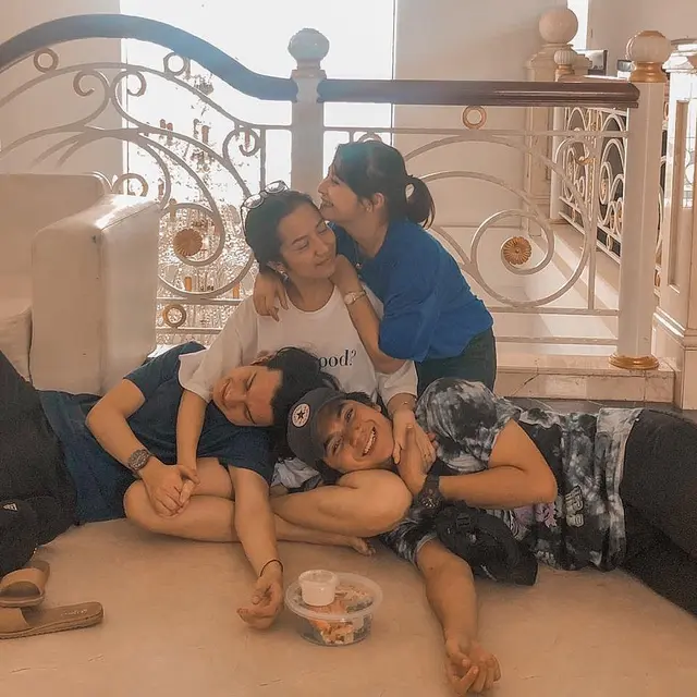 7 Potret Kebersamaan Prilly Latuconsina dan Pemain Get Married, Seperti Keluarga