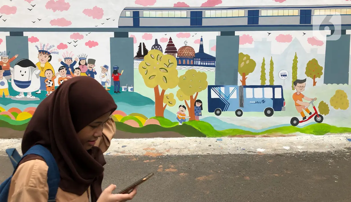 Anak sekolah melintas di depan mural dan akses khusus pejalan kaki di Jalan Darul Maarif, Jakarta Selatan, Rabu (11/3/2020). PT MRT Jakarta berkolaborasi dengan ITDP menata jalan-jalan sekitar stasiun untuk meningkatkan aksesibilitas warga sekitar. (Liputan6.com/Immanuel Antonius)