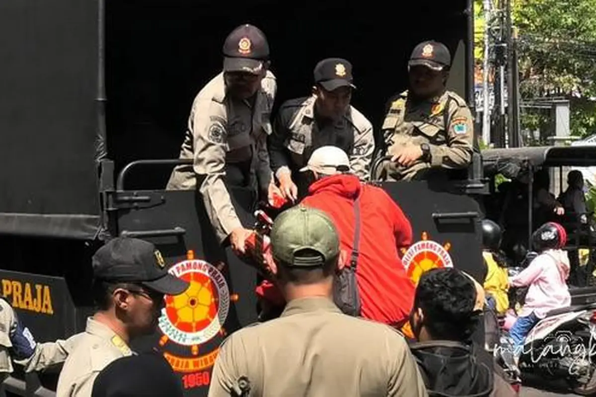 Satpol PP Kota Malang merazia pengemis dan pengamen. (Istimewa/https://malangkota.go.id/)