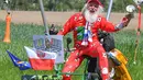 Perancang sepeda asal Jerman, Dieter Senft atau Didi the Devil saat mengendarai sepeda unik buatannya di Briesen, Jerman Timur, Senin (7/5). Aksi itu dia lakukan untuk mempromosikan Piala Dunia 2018. (Patrick Pleu/dpa/AFP)