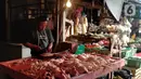 Pedagang ayam potong menunggu pembeli di lapaknya, Pasar Mega, Gunung Putri, Kabupaten Bogor, Jawa Barat, Senin (5/9/2022). Akibat kenaikan harga bahan bakar minyak (BBM), harga daging ayam potong mengalami kenaikan dari Rp 38.000/Kg menjadi Rp 40.000/Kg. (Liputan6.com/Magang/Aida Nuralifa)