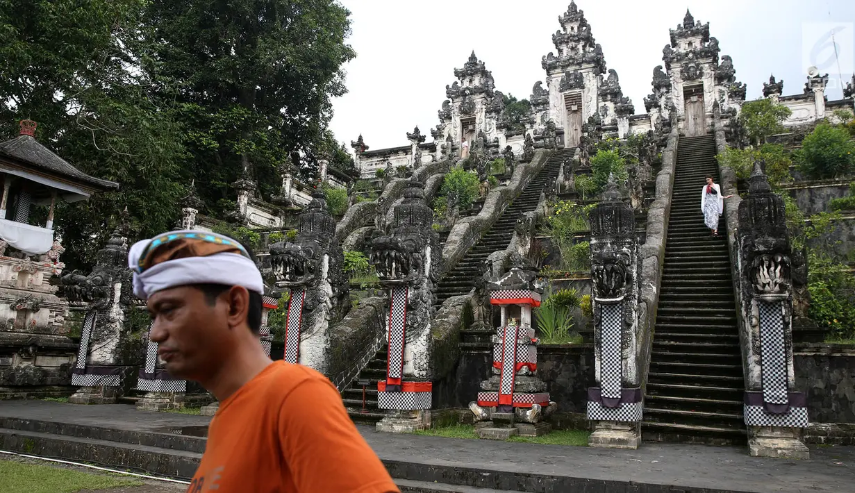 Wisatawan berkunjung di sekitar Pelataran Agung Pura Lempuyang, Karangasem, Bali, Kamis (7/12). Erupsi Gunung Agung menyebabkan sejumlah destinasi wisata di kawasan Bali Timur mengalami penurunan jumlah wisatawan. (Liputan6.com/Immanuel Antonius)
