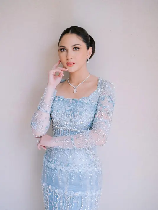 Pada prosesi martutompol, Jessica Mila kembali tampil memukau mengenakan kebaya kurung bernuansa baby blue. Kebaya brokat berhiaskan payet dan permata tersebut merupakan rancangan desainer, Myurna Myura. [Instagram/ininiel]