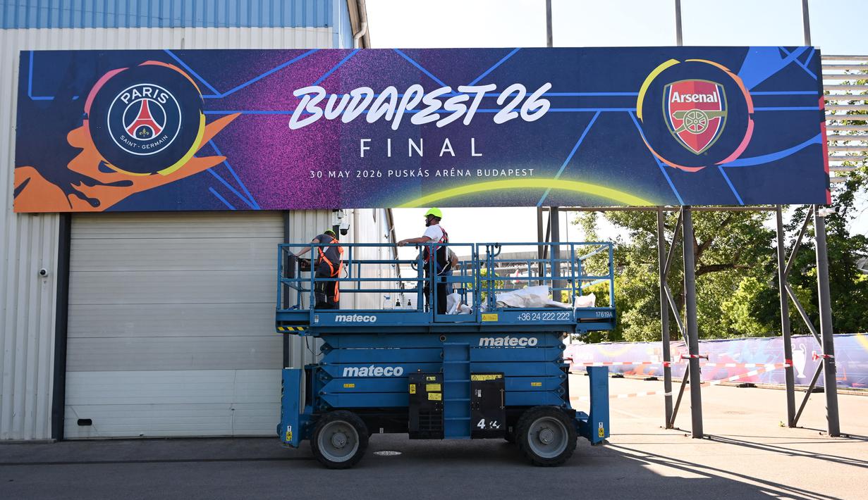 Pekerja melakukan persiapan jelang laga final liga Champions antara PSG vs Arsenal di Puskas Arena, Budapest, Hungaria, Jumat (29/5/2026). (AFP/Attila Kisbendek)