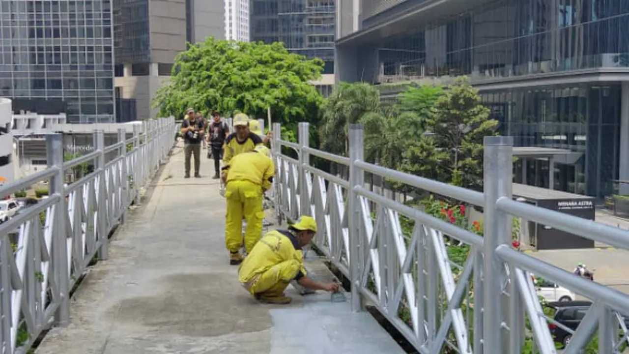 Jembatan penyeberangan orang (JPO) tak beratap di kawasan Jalan Sudirman, Jakarta.