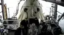 Tangkapan layar yang diambil dari NASA TV ini menunjukkan seorang astronaut dibantu keluar dari wahana antariksa Crew Dragon SpaceX "Endeavour" di kapal penjemputan SpaceX, GO Navigator, di lepas pantai Pensacola, Florida, Amerika Serikat (AS) (2/8/2020). (Xinhua/NASA TV)