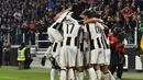 Para pemain Juventus merayakan gol pada pertandingan liga Italia Seri A, di Stadion Juventus, Turin, Italia (29/10). Juventus berhasil menang dikandang sendiri dengan skor 2-1 atas Napoli. (AFP/Giuseppe Cacace)