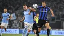 Gelandang Lazio, Sergej Milinkovic-Savic berebut bola dengan bek Inter Milan Stefan De Vrij pada pekan ketiga Serie A 2022/2023 di Stadio Olimpico, Roma, Sabtu (27/8/2022) dini hari WIB. Lazio mampu memberikan kekalahan perdana untuk Inter Milan usai menang 3-1. (Alfredo Falcone/LaPresse via AP)