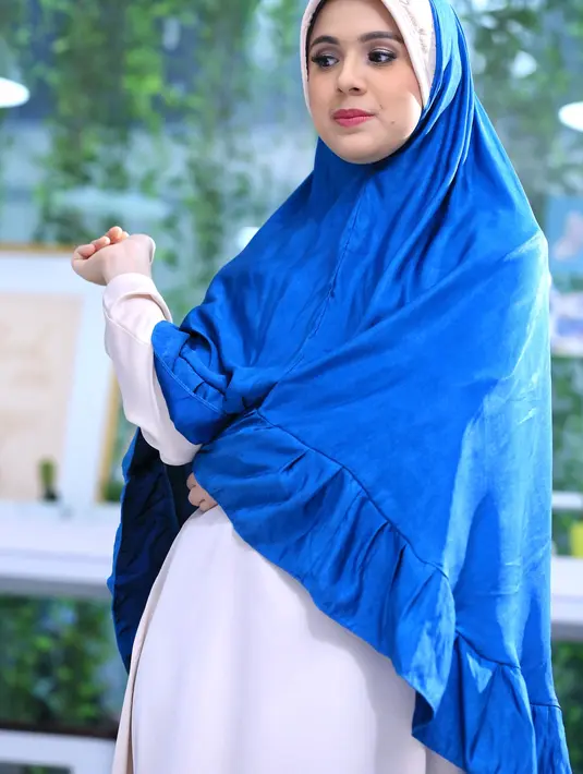 Nycta Gina saat sesi pemotretan busana muslim terbaru karya Meccanism di Kawasan Cipete, Jakarta Selatan beberapa hari lalu. (Adrian Putra/Bintang.com)