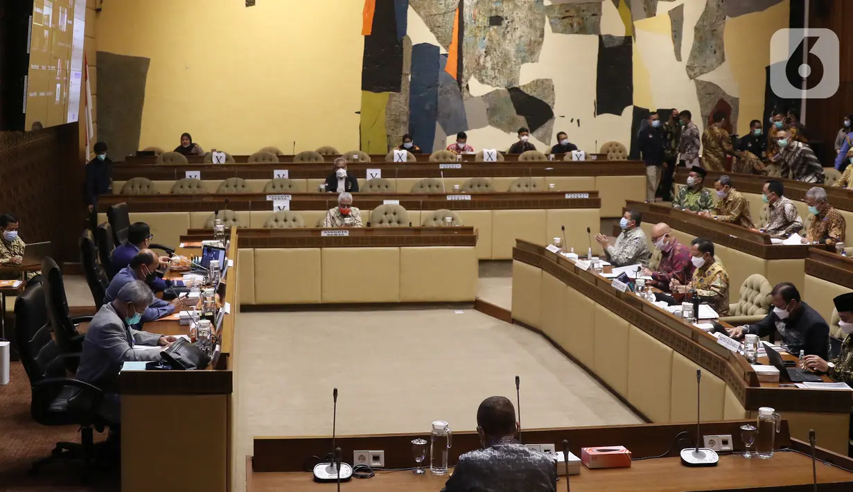 Suasana rapat dengar pendapat dengan Komisi II bersama Kementerian Dalam Negeri, KPU dan Bawaslu di gedung DPR RI, Jakarta, Selasa (19/1/2021). Rapat tersebut membahas evaluasi pelaksanaan pemilihan kepala daerah (Pilkada) 2020 yang berlangsung pada 9 Desember lalu. (Liputan6.com/Angga Yuniar)