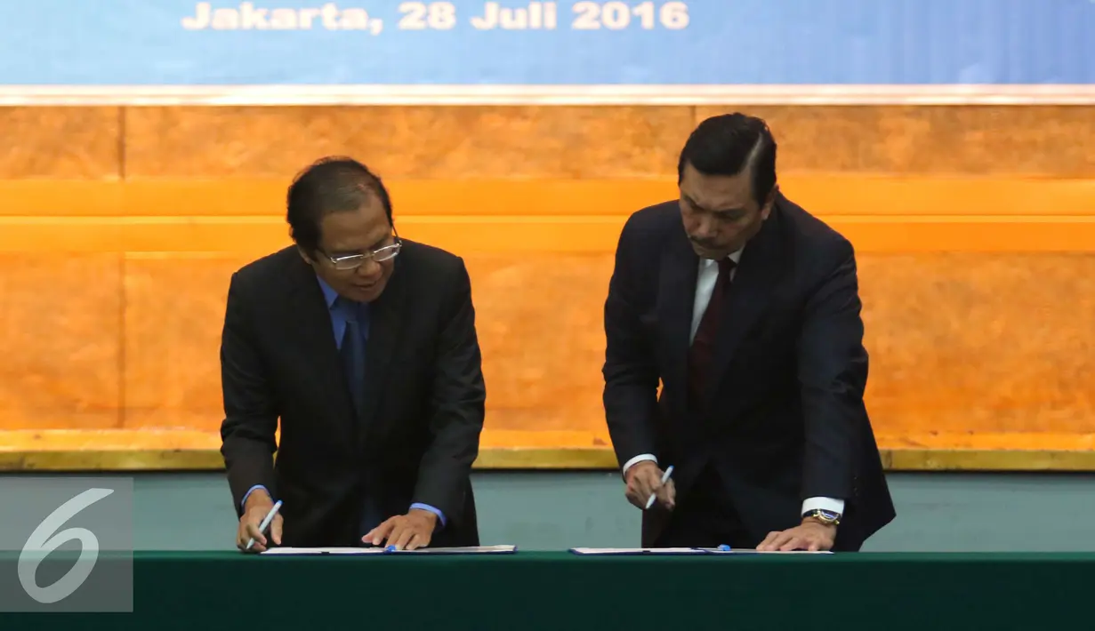 Luhut B. Pandjaitan (kanan) menggantikan posisi Rizal Ramli sebagai Menko Bidang Kemaritiman di Gedung BPPT, Jakarta, Kamis (28/7). (Liputan6.com/Angga Yuniar)