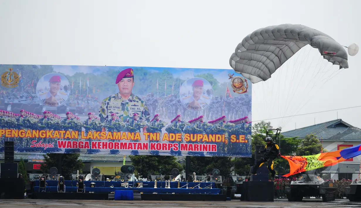 Seorang prajurit saat melakukan atraksi terjun paying di Markas Marinir Cilandak, Jakarta Selatan, Kamis (2/4/2015). Antraksi tersebut untuk pemberian gelar Warga Kehormatan Marinir kepada KSAL Laksamana Ade Supandi. (Liputan6.com/Yoppy Renato)