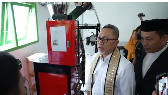 Menteri Perdagangan Zulkifli Hasan saat menghadiri peresmian Pabrik TOME Coffee di SMK Muhammadiyah Tumijajar, Tulang Bawang Barat, Lampung pada Kamis (18/5/2023).