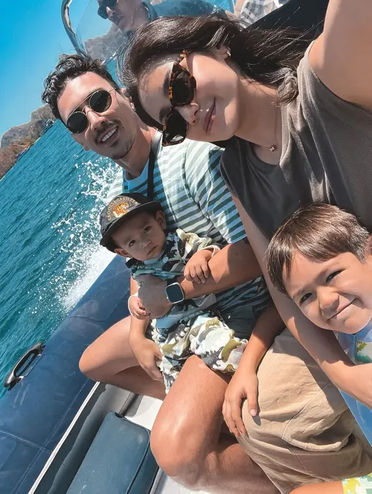 "Wanita yang dikelilingi oleh pria-pria keren❤️ apakah ini yang di sebut playgirl?,"  tulisnya. [Instagram/inijedar]