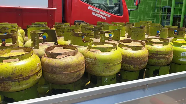 Tumpukan gas melon dalam salah satu kendaraan operasional di salah satu Agen Pertamina di Garut, Jawa Barat. (Liputan6.com/Jayadi Supriadin)