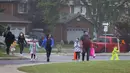 Para murid dan orang tuanya tiba di sebuah sekolah di Mississauga, Ontario, Kanada (9/9/2020). Beberapa sekolah di Ontario dibuka kembali pada Rabu (9/9), menawarkan kombinasi kelas tatap muka dan pembelajaran daring (online) bagi para murid. (Xinhua/Zou Zheng)