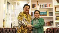 Ketum Partai Golkar Airlangga Hartarto (kiri) bersalaman dengan Ketum PKB Muhaimin Iskandar atau Cak Imin saat silaturahmi ke DPP PKB di Jakarta, Rabu (4/7). Pertemuan membahas koalisi partai pendukung Jokowi di Pilpres 2019. (Liputan6.com/HermanZakharia)