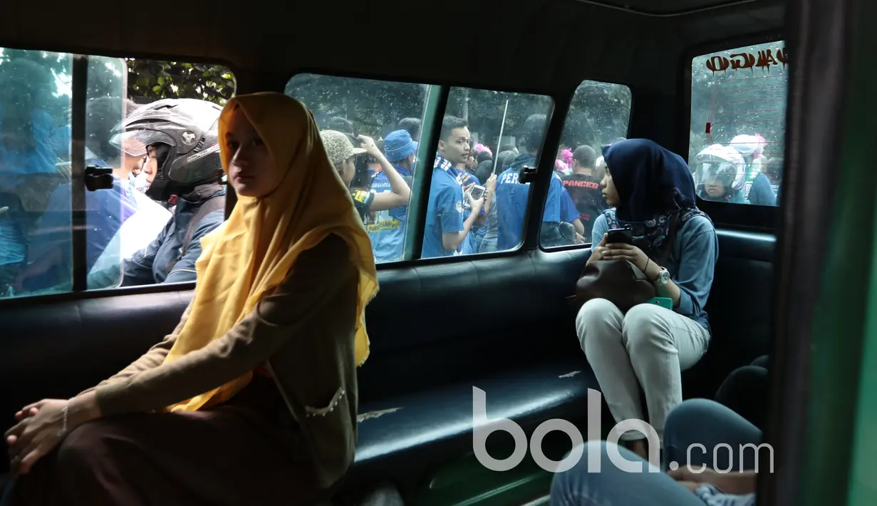 Warga menyaksikan aksi pemain Persib Bandung dan Bobotoh berjalan santai di Stadion Siliwangi, Bandung, Minggu (2/4/2017. Jalan Santai ini merupakan rangkaian dari Peluncuran Tim Persib Bandung. (Bola.com/Nicklas Hanoatubun)