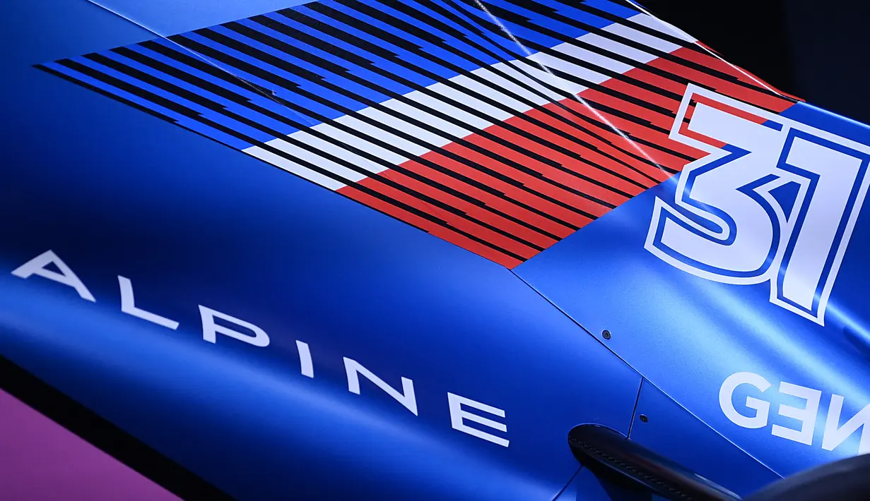 Alpine F1 Team resmi meluncurkan mobil anyar untuk menghadapi F1 2022 di Palais de Tokyo, Paris, Prancis, Senin (21/2/2022). Mobil yang diberi nama A522 itu terlihat cantik dengan perpaduan warna biru dan pink. (FRANCK FIFE / AFP)