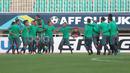 Pemain Timnas Indonesia menikmati sesi latihan sambil berpelukan pada sesi uji coba lapangan jelang leg pertama Final Piala AFF 2016  di Stadion Pakansari, Bogor (13/12/2016).  (Bola.com/Nicklas Hanoatubun)