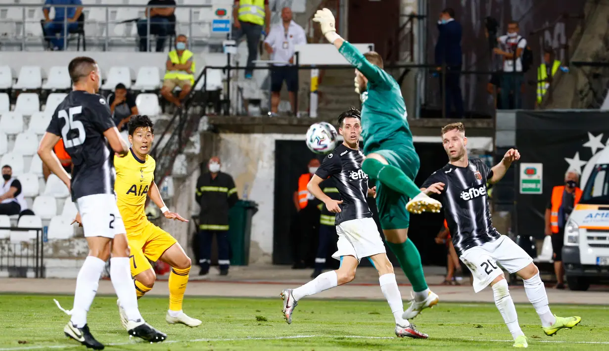 Penyerang Tottenham Hotspur, Son Heung-min bersaing dengan kiper Lokomotiv Plovdiv, Martin Lukov dalam laga babak kualifikasi kedua Liga Europa 2020-2021 di Stadion Lokomotiv, Plovdiv, Bulgaria, Kamis (17/9/2020). Tottenham Hotspur susah payah kalahkan Lokomotiv Plovdiv 2-1. (AP Photo/Anton Uzunov)