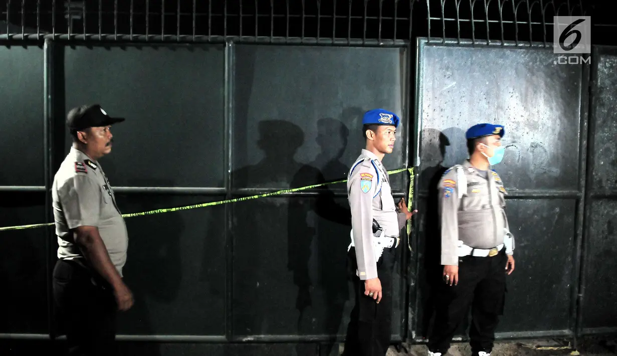 Sejumlah polisi berjaga di depan pabrik kembang api di Kosambi, Tangerang, Banten, Kamis (26/10). Kebakaran di tempat pembuatan kembang api ini menewaskan setidaknya 47 orang karyawan dan puluhan lainnya terluka bakar. (Liputan6.com/Helmi Afandi)