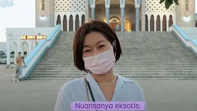 Berkunjung Pertama Kali, Ini 6 Momen Ayana Moon Ajak Ibunda ke Masjid