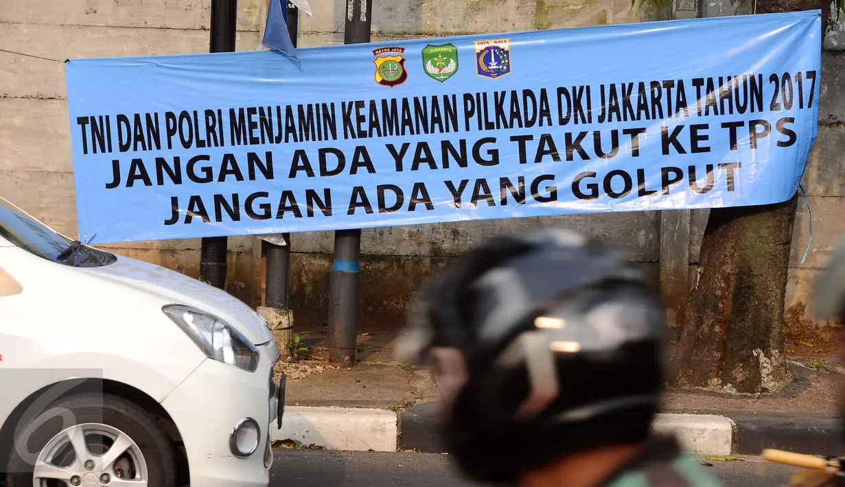 Spanduk himbauan jelang pelaksanaan Pilkada DKI Jakarta putaran 2 terpampang di pertigaan Jalan Kemang Raya, Jakarta, Minggu (16/4). Pilkada DKI Jakarta putaran 2 akan berlangsung pada Rabu 19 April mendatang. (Liputan6.com/Helmi Fithriansyah)