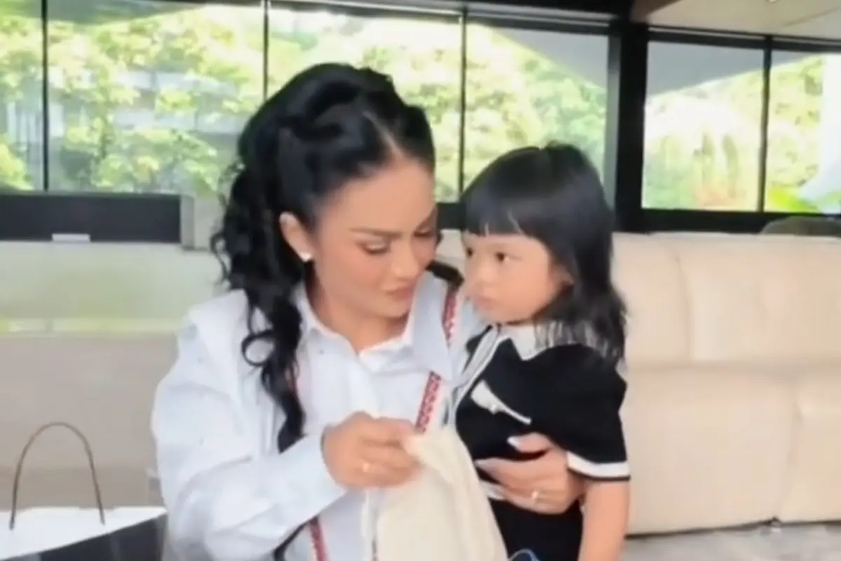 Bikin Gemas Seisi Rumah, Ini Potret Bawelnya Ameena Usai Diberi Hadiah Tas oleh Gemmi Krisdayanti