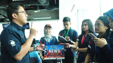 Sejumlah peserta finalis berdiskusi saat media tour ke redaksi berita di Sctv Tower, Jakarta (15/11). Finalis Citizen Journalist Academy Energi Muda Pertamina berasal dari 3 kota Semarang, Balikpapan dan Jakarta. (Liputan6.com/Helmi Afandi)