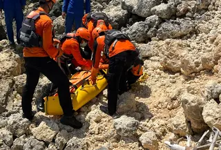Seorang WNA asal Rusia bernama G Artem (40), ditemukan tewas di sela-sela bebatuan bawah tebing pada Sabtu (26/9/2026).