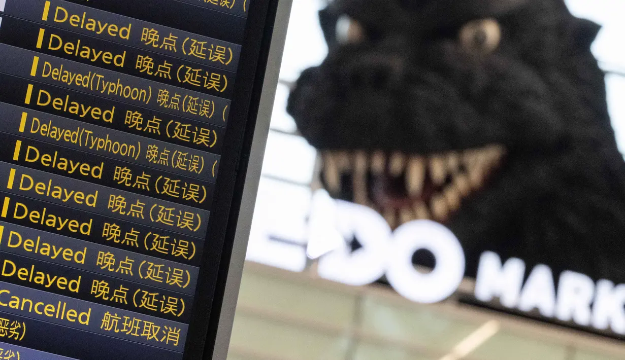 Papan penerbangan terlihat di Terminal Internasional Bandara Haneda setelah penerbangan dibatalkan atau ditunda karena badai tropis Jangmi di Tokyo, Jepang, Rabu 3 Juni 2026. (Andrew CAALLERO-REYNOLDS/AFP)