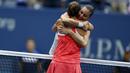 Dua petenis putri Italia, Flavia Penneta (kanan) dan Roberta Vinci, berpelukan setelah final AS Terbuka 2015. Minggu (13/9/2015). (AFP Photo/Kena Betancur)