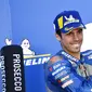 Pembalap Suzuki Ecstar, Joan Mir, melakukan selebrasi di atas podium usai balapan MotoGP Aragon, Spanyol, Minggu (18/10/2020). Alex Rins berhasil finis pertama dengan catatan waktu 41 menit, 54,391 detik. (AP Photo/Jose Breton)