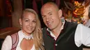 Gelandang Bayern Munchen, Arjen Robben bersama istrinya Bernadien Eillert tersenyum saat menghadiri acara Oktoberfest di Munich, Jerman (2/9). (REUTERS/Alexander Hassenstein)