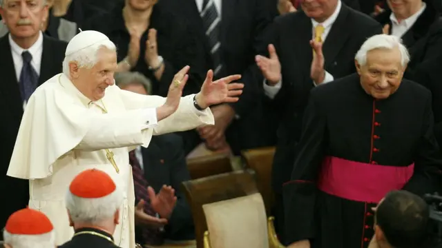 Paus Benediktus XVI (kiri) bersama dengan kakaknya yang merupakan seorang Pastur di Jerman, Georg Ratzinger (kanan).